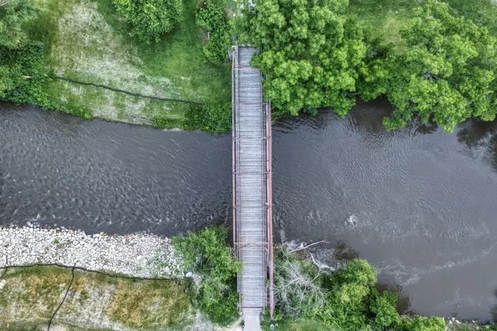 Most nad rzeką